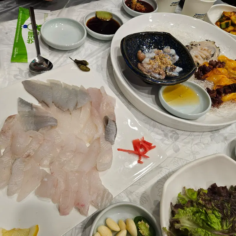 해산물 모듬과 회 한 상 차림