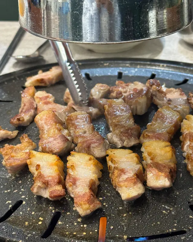 고기, 버섯, 떡을 함께 구워 먹는 모습