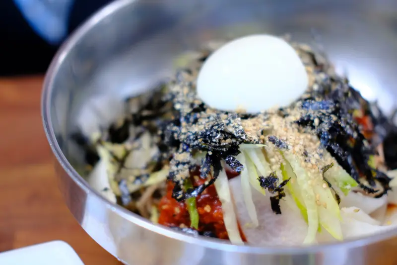 계란이 올려진 막국수