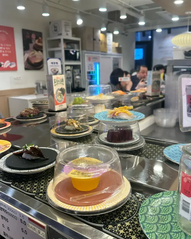 회전 레일 위를 가득 채운 초밥들