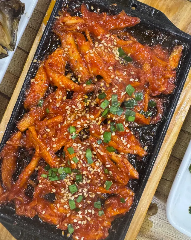 매콤한 양념이 입맛을 돋우는 더덕구이