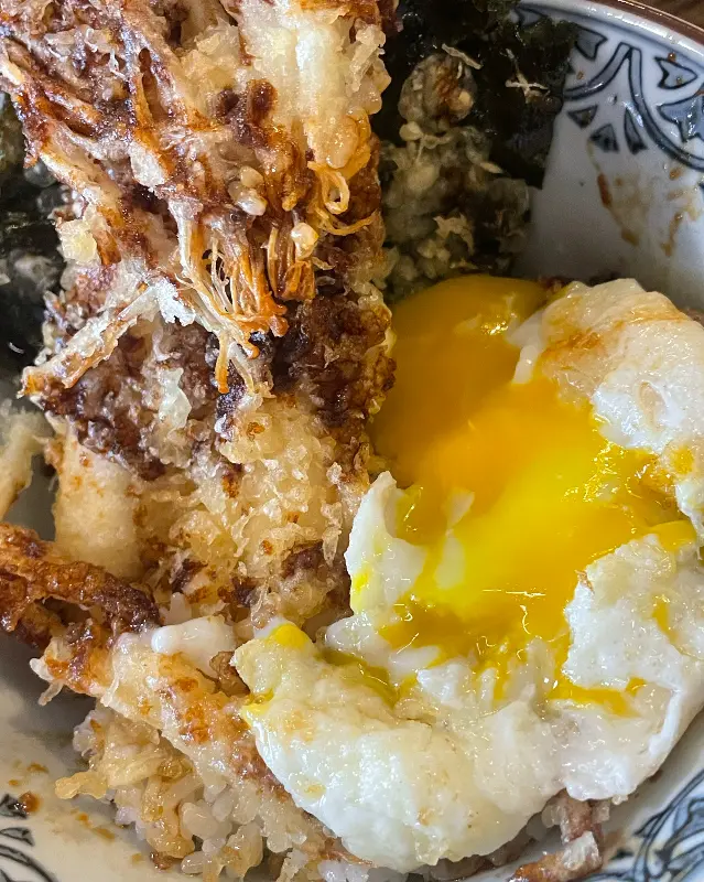 튀김이 산처럼 쌓인 텐동