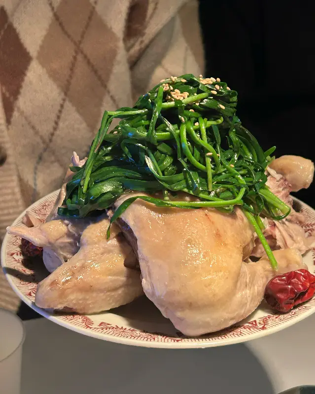 부추가 듬뿍 올려진 닭고기