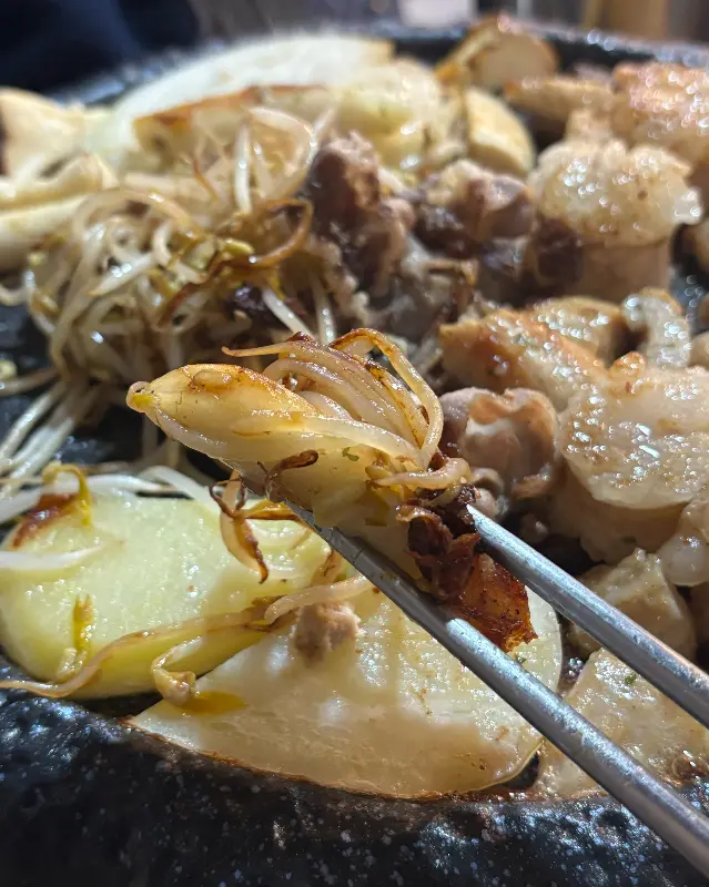 젓가락으로 곱창을 집는 모습