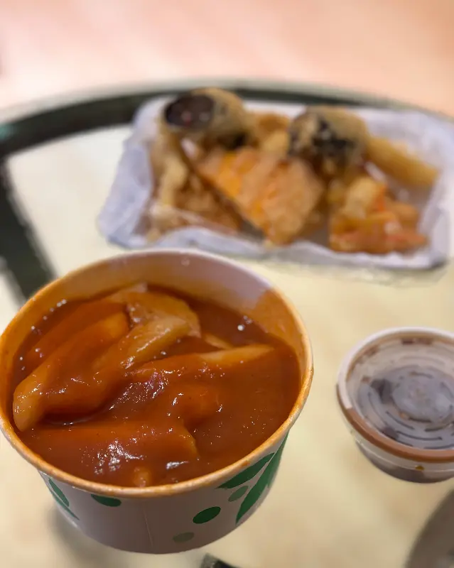 떡볶이와 튀김을 함께 찍은 사진