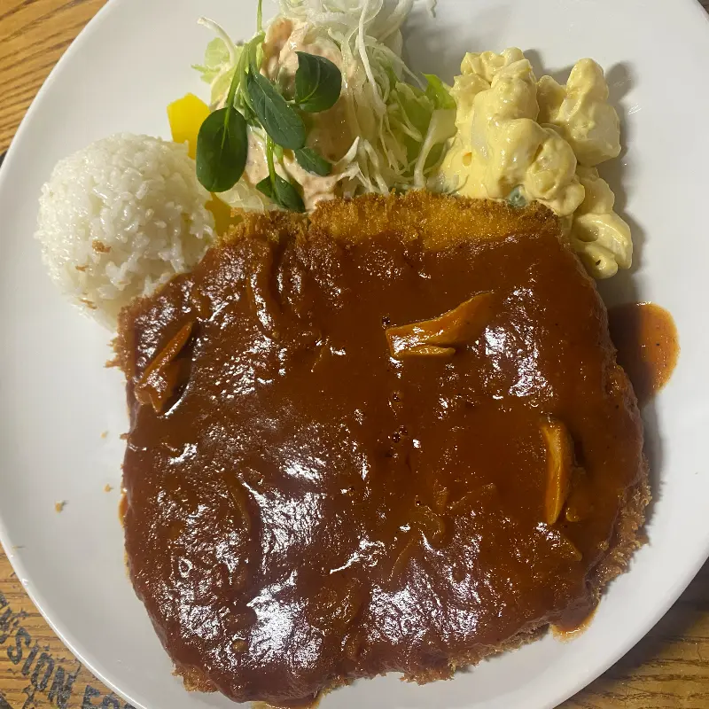 다양한 곁들임과 함께 즐기는 돈까스