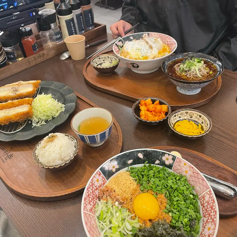 마제소바, 카레, 돈까스가 함께 나오는 푸짐한 한 상