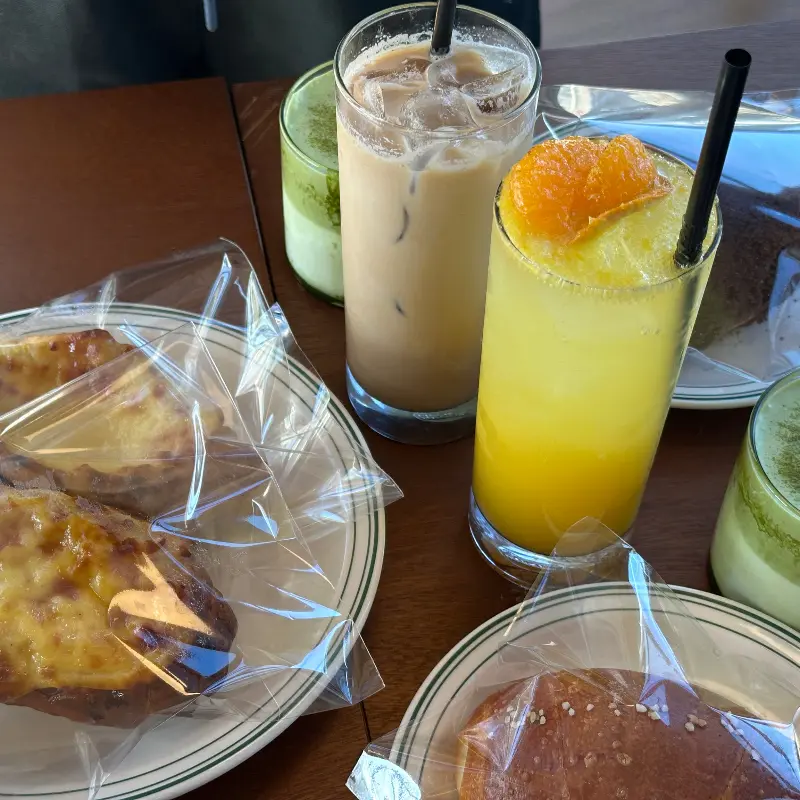 유채꿀 크림 라떼와 흑임자 두쫀쿠