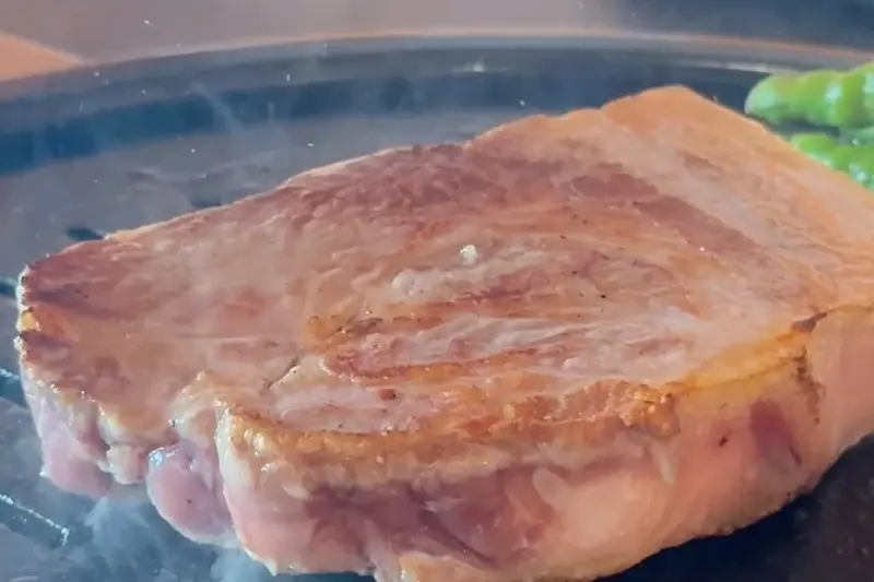 참숯 불판 위에서 맛있게 익어가는 흑돼지