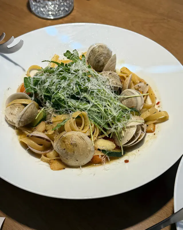 파스타 위에 올려진 신선한 야채