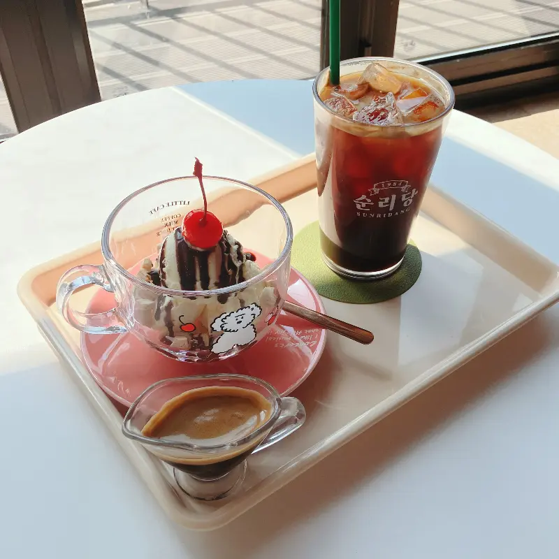 순리당에서 판매하는 디저트와 음료의 모습