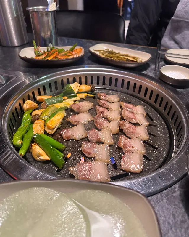 다양한 밑반찬과 함께 즐기는 맛있는 고기