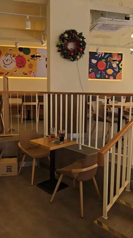 메가커피 내부 인테리어