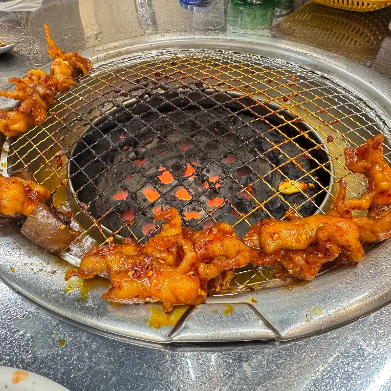 연탄불 위에서 구워지는 닭발