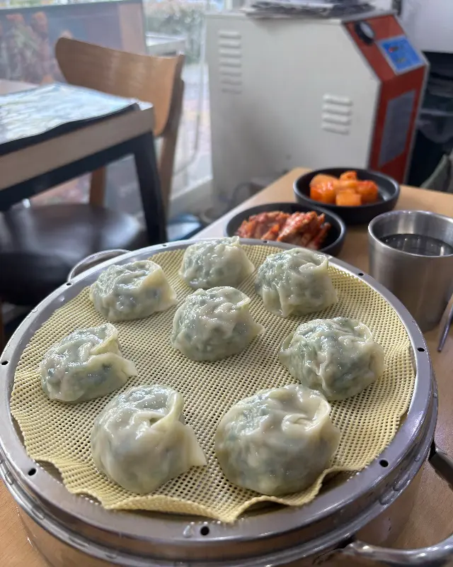 김이 모락모락 나는 만두 찜기
