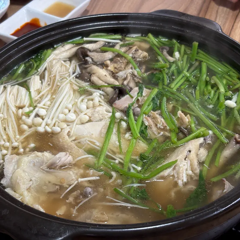 해산물과 닭고기가 어우러진 해신탕