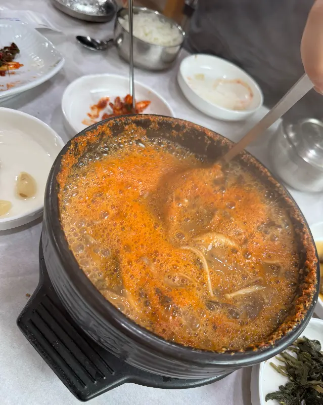 뚝배기 안에서 끓고 있는 청국장