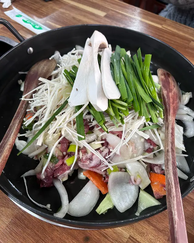 불판 위에서 지글지글 익어가는 오리 생고기