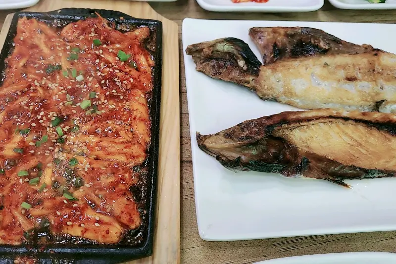 된장찌개와 다양한 밑반찬