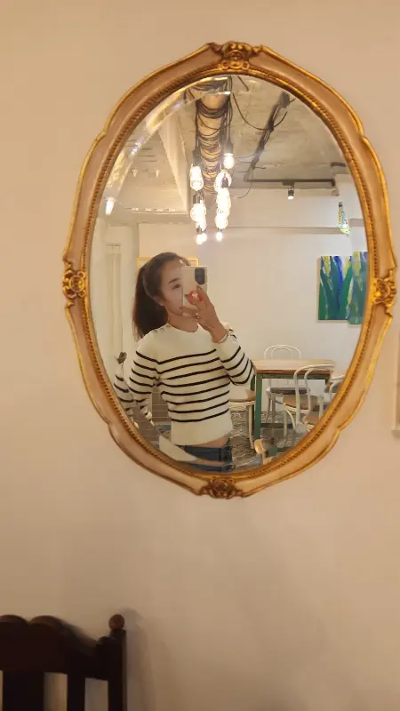 카페 내부 거울