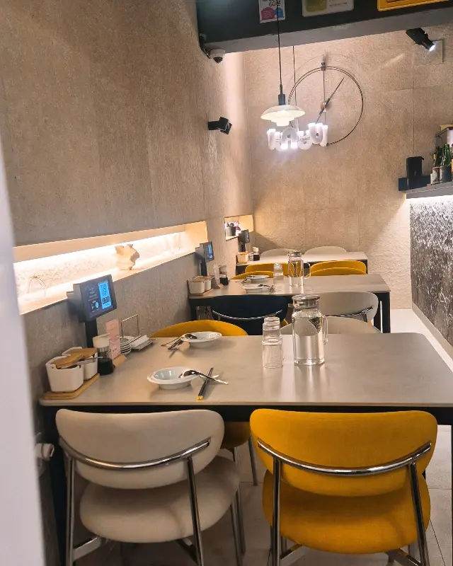 깔끔하고 세련된 가게 내부 인테리어