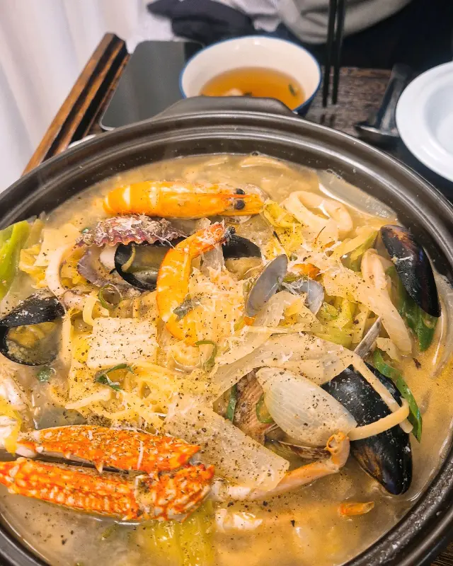 해산물이 푸짐하게 들어간 나가사키 해물 짬뽕 나베