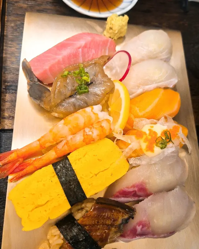 나무 도마 위에 정갈하게 놓인 FINE 스시