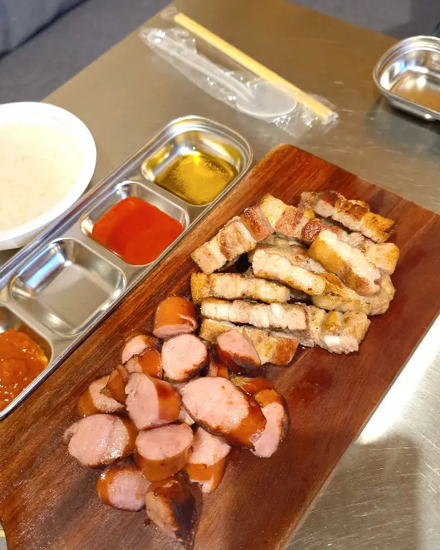 노릇하게 구워진 삼겹살과 소세지