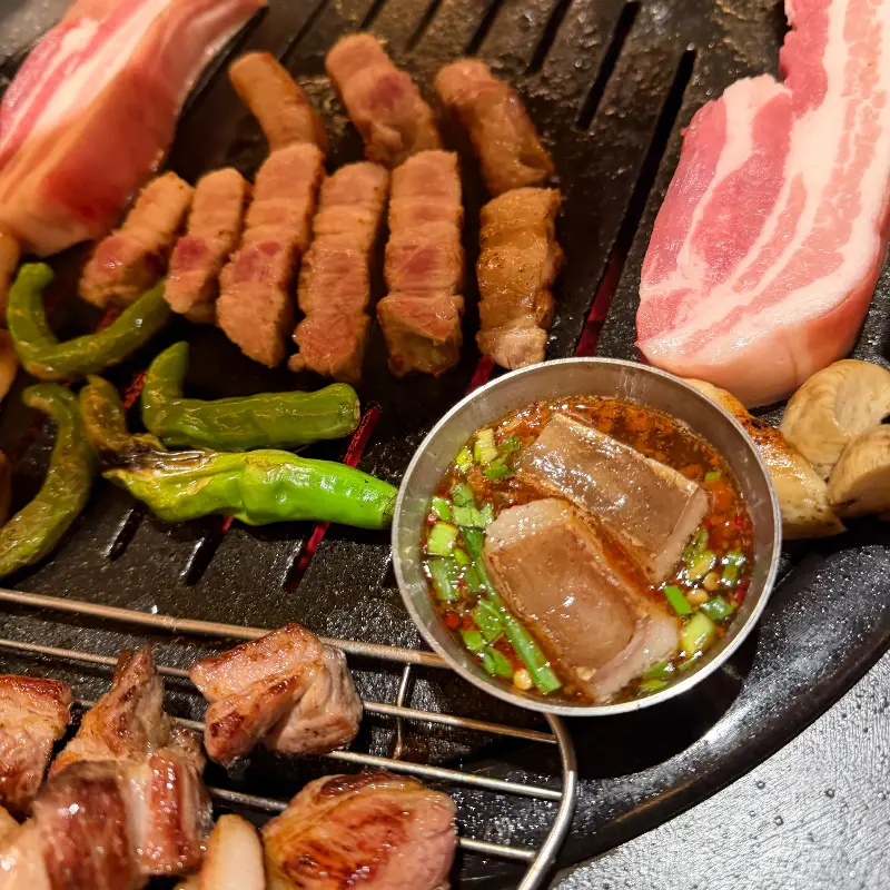 흑돼지 비빔국수