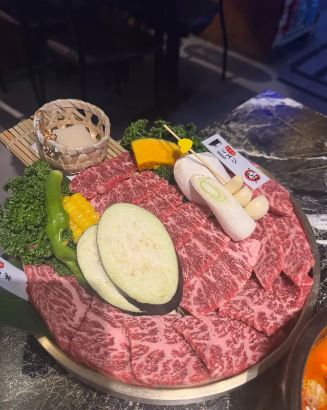 싱싱한 야채와 함께 제공되는 6품 모듬