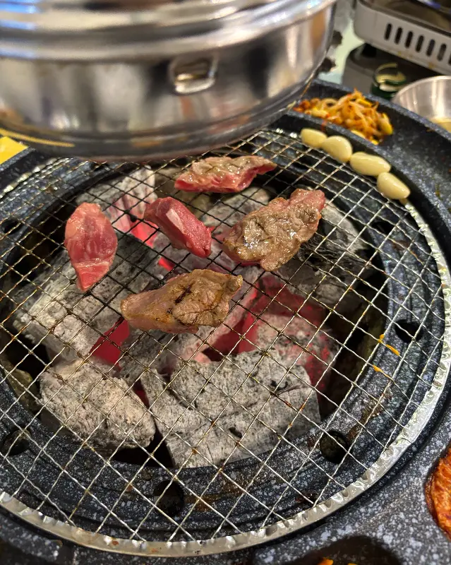 숯불 위에서 구워지는 소갈비살