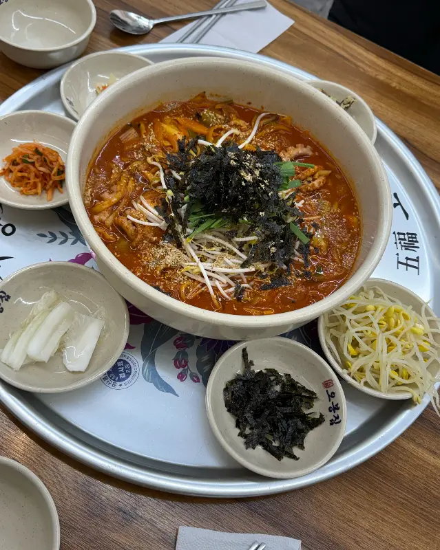 칼국수와 함께 즐기는 낙지