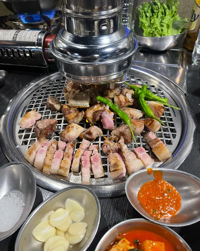 다 익은 고기와 꽈리고추, 마늘