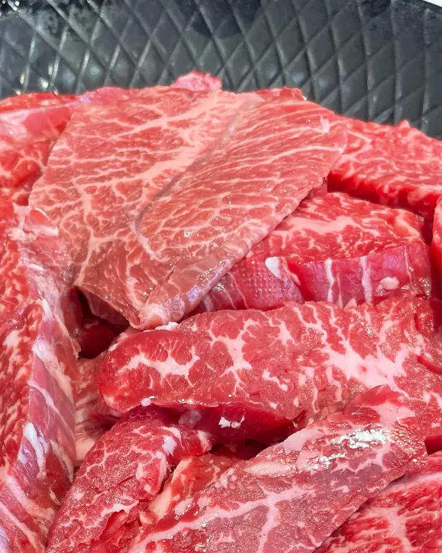 선홍빛 마블링이 돋보이는 한우