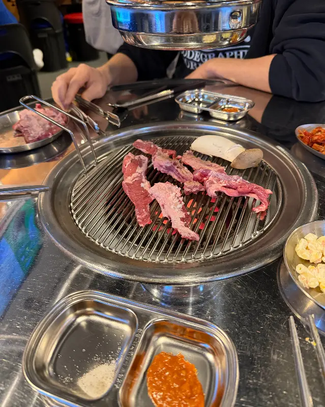 연탄불 화로에 소고기를 구워먹는 모습