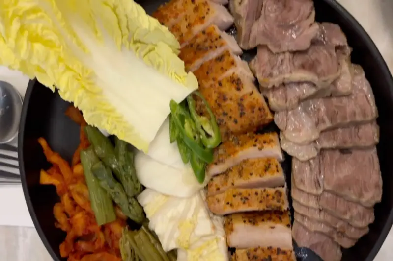 수육과 다양한 곁들임의 조화