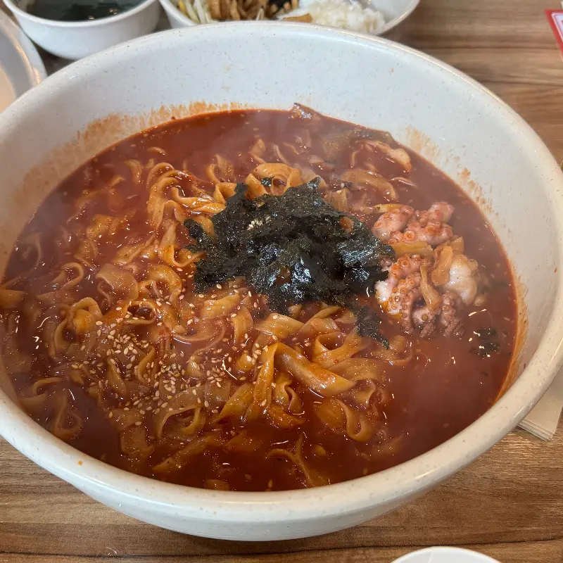 해초가 올려진 칼낙지
