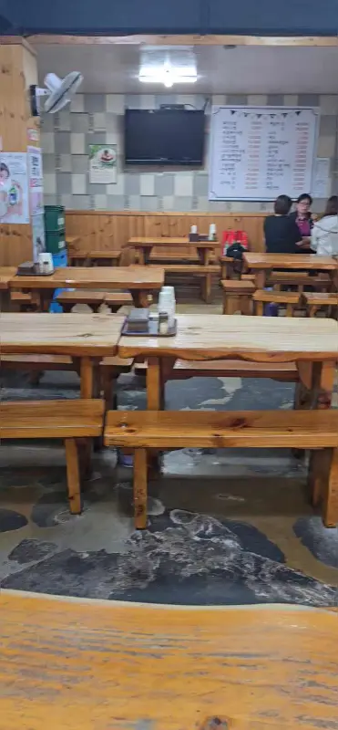 가마솥 뚝배기 병영 본점의 정겨운 내부