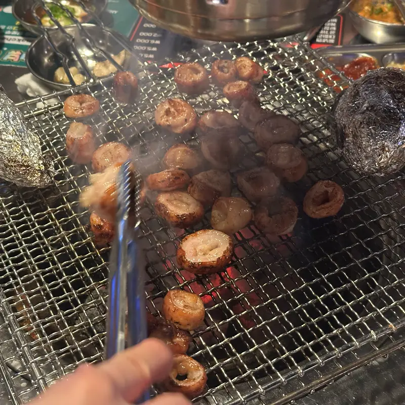숯불 위에서 막창이 맛있게 익어가는 모습