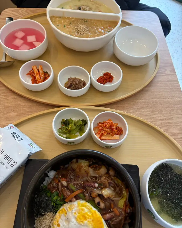 죽과 비빔밥을 함께 즐길 수 있는 세트 메뉴