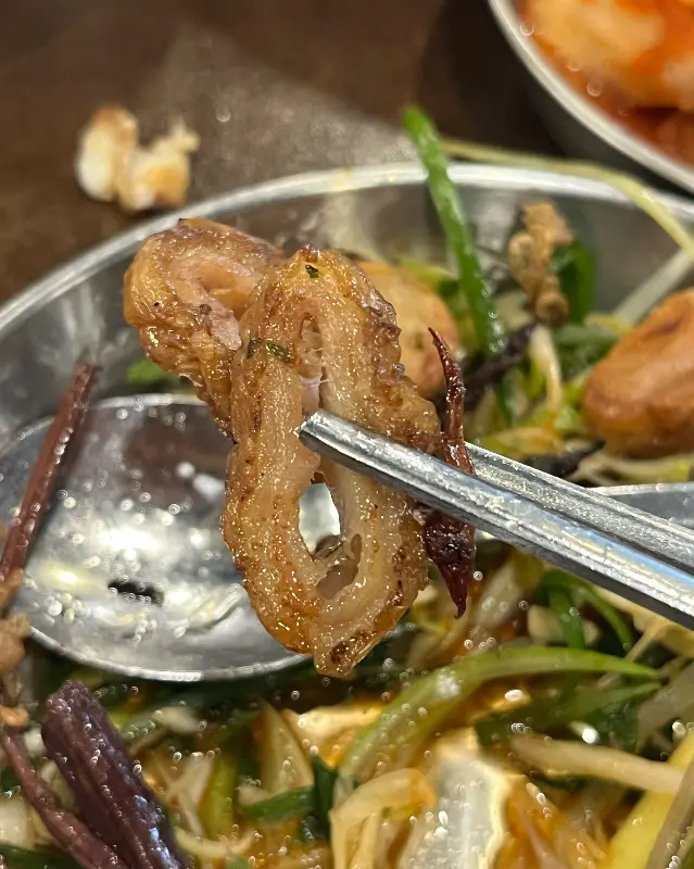 젓가락으로 집어 올린 노릇한 막창