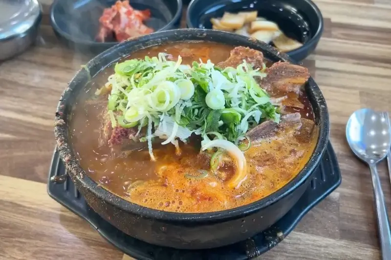 푸짐한 뼈해장국 한 상차림