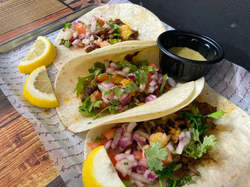 신선한 야채와 소고기가 조화로운 타코