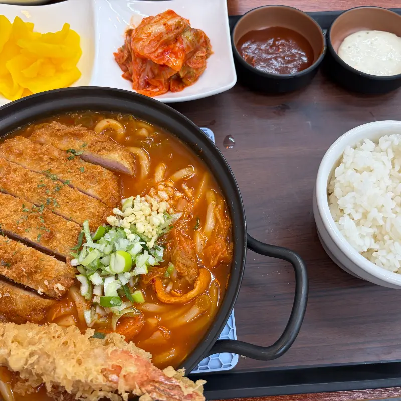 김치와 등심이 푸짐하게 들어간 김치등심나베