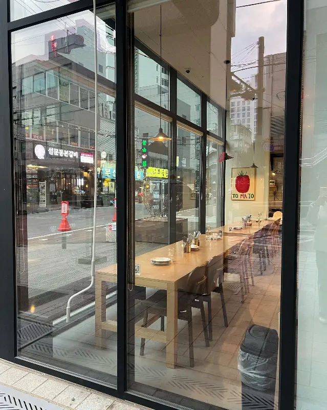 통창으로 보이는 도우큐먼트 내부