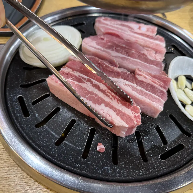 삼겹살 굽는 모습