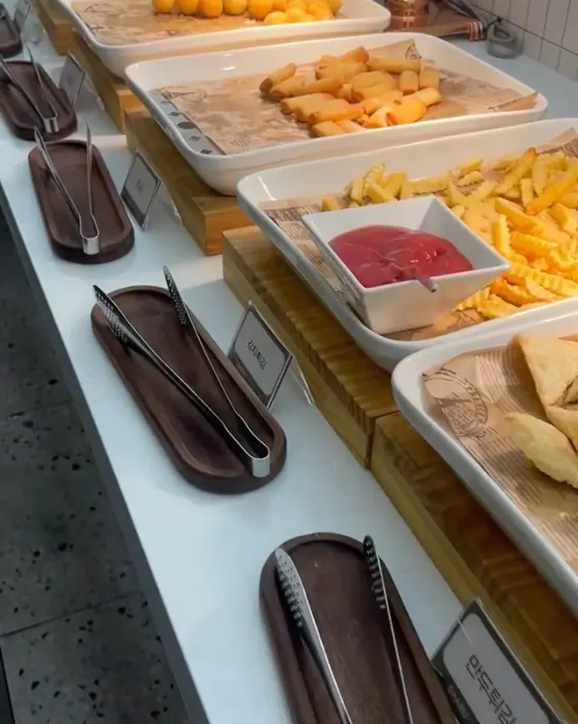 다양한 뷔페 메뉴