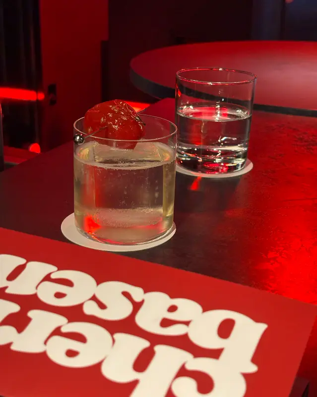 붉은 조명 아래 칵테일