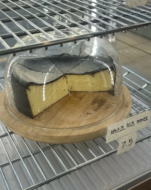 쇼케이스 속 바스크 치즈 케이크