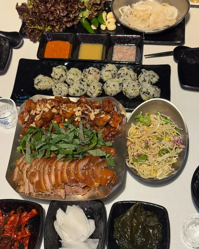 다채로운 곁들임 메뉴와 함께 즐기는 족발